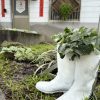 舊雨鞋拿來種花 做庭院裝置