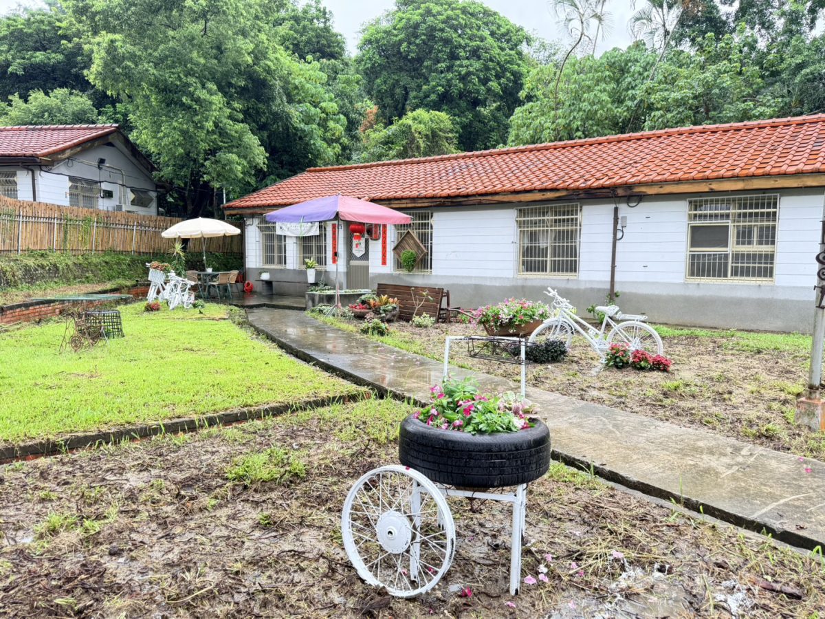 不論是室內的窗台角落，還是戶外的眷村小庭園，只要注入對美的堅持，雜亂無章的地方都能蛻變成令人心馳神往的美麗風
